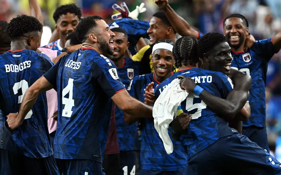 Jogadores de Cabo Verde comemorando empate na Copa do Mundo.