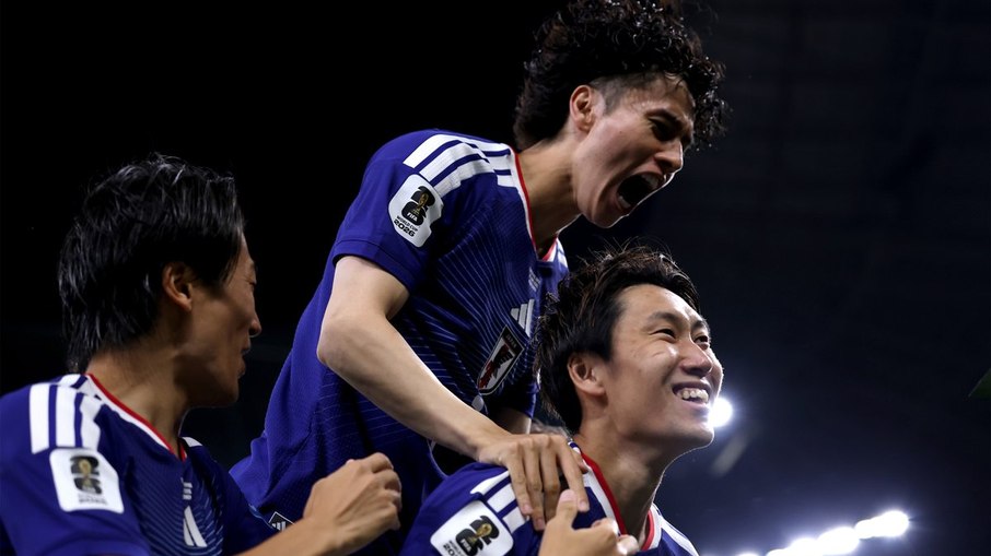 Milésimo jogo da Copa do Mundo com jogadores do Japão comemorando gol contra a Tunísia